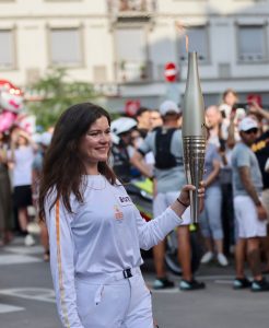 Constance Schaerer porte la flamme olympique à Strasbourg
